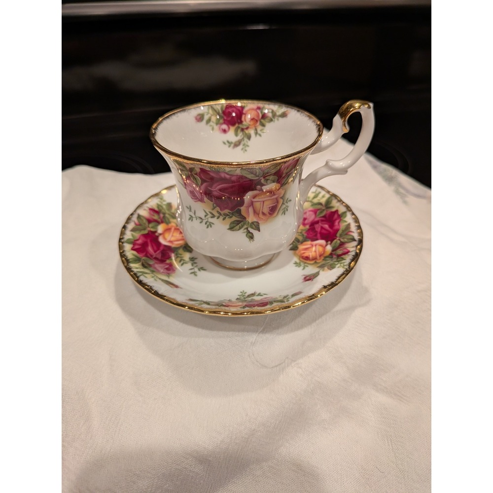 Royal Albert Old Country Roses Teacup and Saucer Bone China England Gold Trim